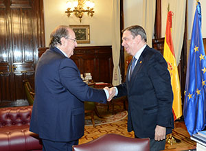 Saludo entre el ministro de Agricultura y el presidente de SAECA.