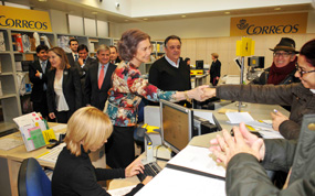 Su Majestad la Reina Doña Sofía visita las instalaciones de CORREOS