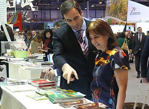 Pilar Platero, durante su visita a FItur, acompañada por el presidente de MAYASA, Isidro Zapata.