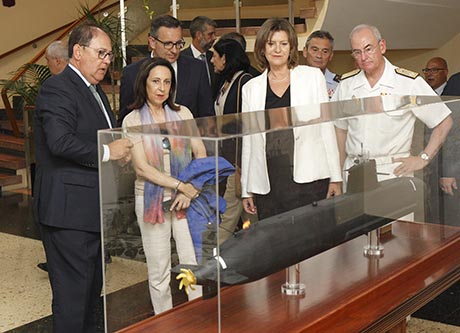 La presidenta de NAVANTIA y la ministra de Defensa visitan la dársena de Cartagena