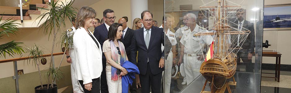 La presidenta de NAVANTIA y la ministra de Defensa visitan la dársena de Cartagena