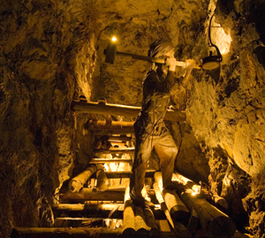 Recreación de un minero en una de las minas subterráneas de Almadén
