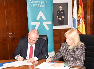 El director de Recursos Humanos de NAVANTIA y la directora de la Fundación Bertelsmann firman la adhesión de la empresa a la Alianza para la FP Dual