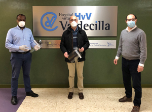 Responsables de ENSA y del hospital posan con las nuevas pantallas de protección sanitaria en el vestíbulo del Hospital virtual Valdecilla.