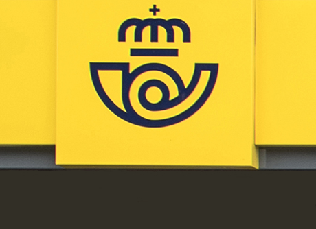 Logotipo de CORREOS en el rótulo de una oficina.