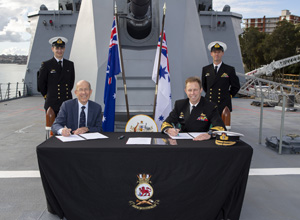 Firma del acuerdo a bordo del destructor HMAS Hobart entre NAVANTIA y la Commonwealth de Australia.