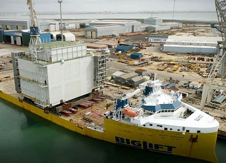 Módulo de subestación eléctrica construido por NAVANTIA, a bordo del barco para su transporte a Noruega.