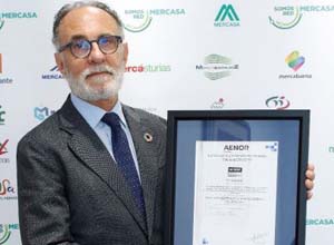 El presidente de MERCASA muestra el certificado de AENOR obtenido.