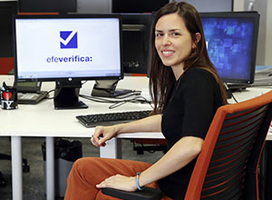 Una periodista, junto a la pantalla de ordenador de EFE Verifica.