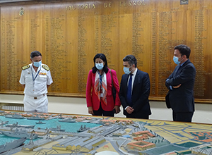 La secretaria de Estado de Defensa, en su visita al astillero de Ferrol, junto a otras personalidades.