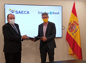 Los responsables de SAECA y Triodos Bank, tras la firma del convenio.