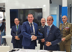 El director general de Fincantieri y el presidente de NAVANTIA se dan la mano, tras el acuerdo