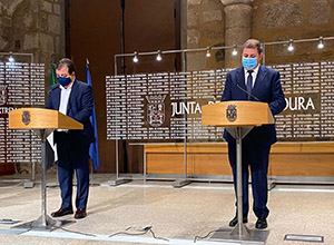 El presidente de la Junta de Extremadura, Guillermo Fernández Vara, y el de CORREOS, Juan Manuel Serrano, firman el convenio.