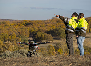 Operarios dirigiendo drones.