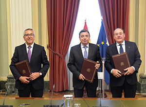 Acto de firma del convenio de colaboración entre el ministro de Agricultura y los presidentes de SAECA y del ICO.