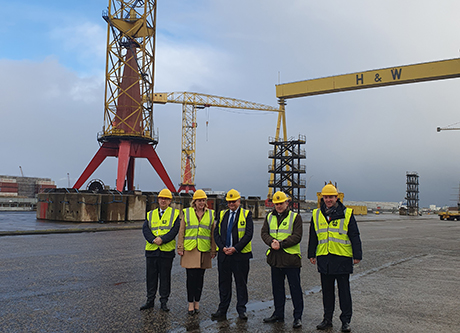 Visita del astillero de Harland &amp; Wolff en Belfast junto a los ministros británicos de Defensa y para Irlanda del Norte
