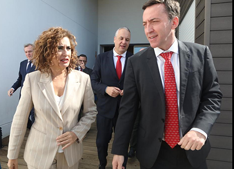 La ministra de Hacienda, María Jesús Montero, y el presidente de NAVANTIA, Ricardo Domínguez