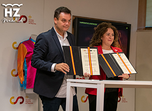 El presidente del CSD y la presidenta del Hipódromo de La Zarzuela muestran el documento de adhesión del hipódromo a la Semana Europea del Deporte.