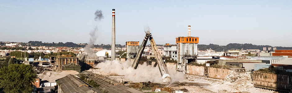 SEPIDES culmina el derribo de las chimeneas de Baterías de Cok en Avilés