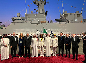 Fotografía de la entrega de la cuarta corbeta a Arabia Saudí con diversas autoridades