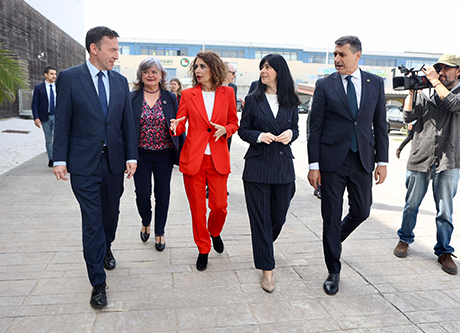 La ministra de Hacienda, junto a la presidenta de SEPI y el presidente de NAVANTIA, entre otros.