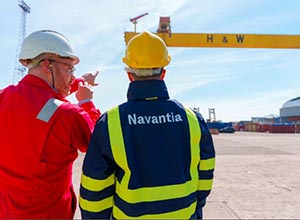 Astillero de Harland &amp; Wolff, con dos trabajadores en primer plano. 