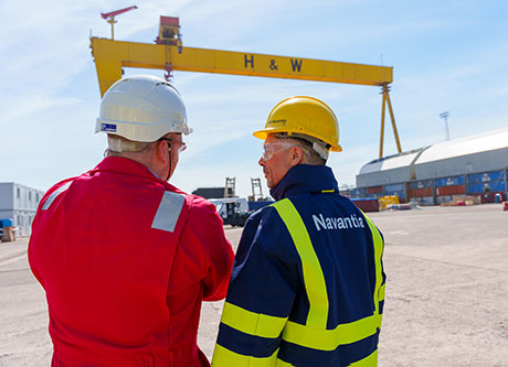 Astillero de Harland & Wolff, con dos trabajadores en primer plano