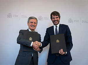 El ministro de Cultura y el presidente de CORREOS en la firma del convenio de apoyo a las librerías de proximidad.