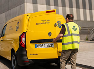 Vehículo eléctrico y empleado de CORREOS.