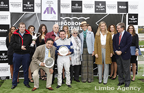 La Infanta Elena entrega el premio principal del Día de los Campeones en el Hipódromo de La Zarzuela